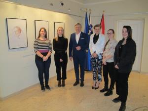 Dijakinje s profesorico Natašo Kne je 5.2.2010 sprejel župan Ciril Globočnik.